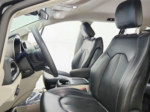 Used 2023 Chrysler Pacifica Touring-L FWD image 27