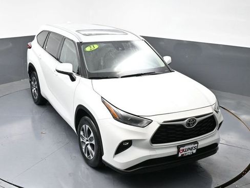 Used 2023 Toyota Highlander XLE FWD image 45
