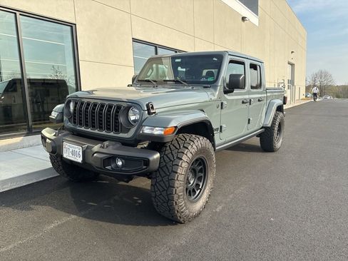 Used 2024 Jeep Gladiator Sport image 1