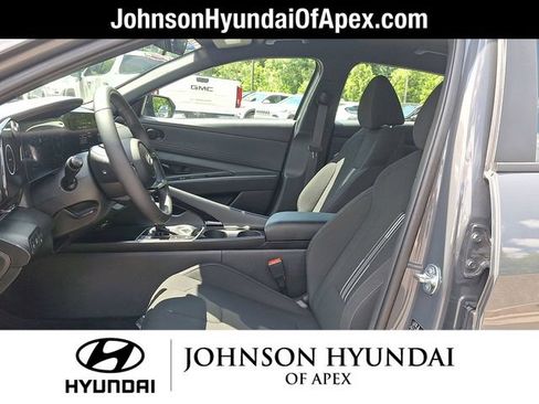 Used 2025 Hyundai Elantra SEL w/ Cargo Package FWD image 13