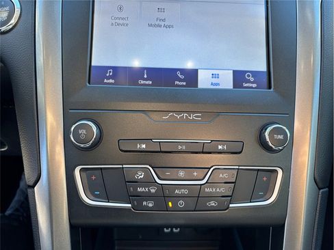 Used 2020 Ford Fusion SE image 28