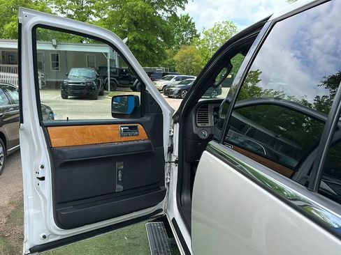Used 2014 Lincoln Navigator 4WD w/ Equipment Group 101A image 14