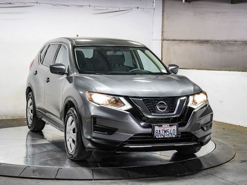 Used 2017 Nissan Rogue S FWD image 2