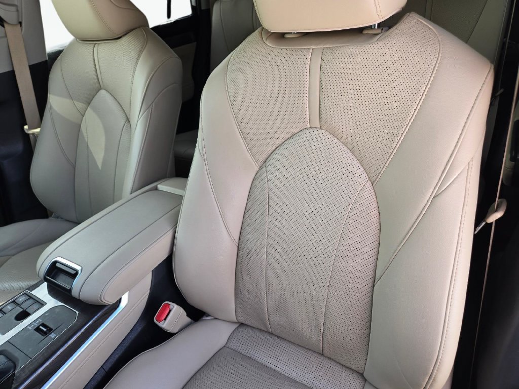 Used 2023 Toyota Highlander Limited FWD image 16