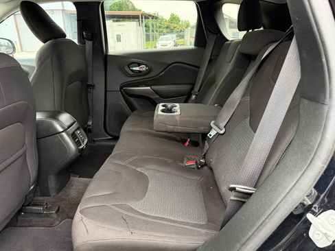Used 2019 Jeep Cherokee Latitude w/ Popular Appearance Group FWD image 21
