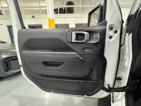 Used 2018 Jeep Wrangler Unlimited Sahara image 31