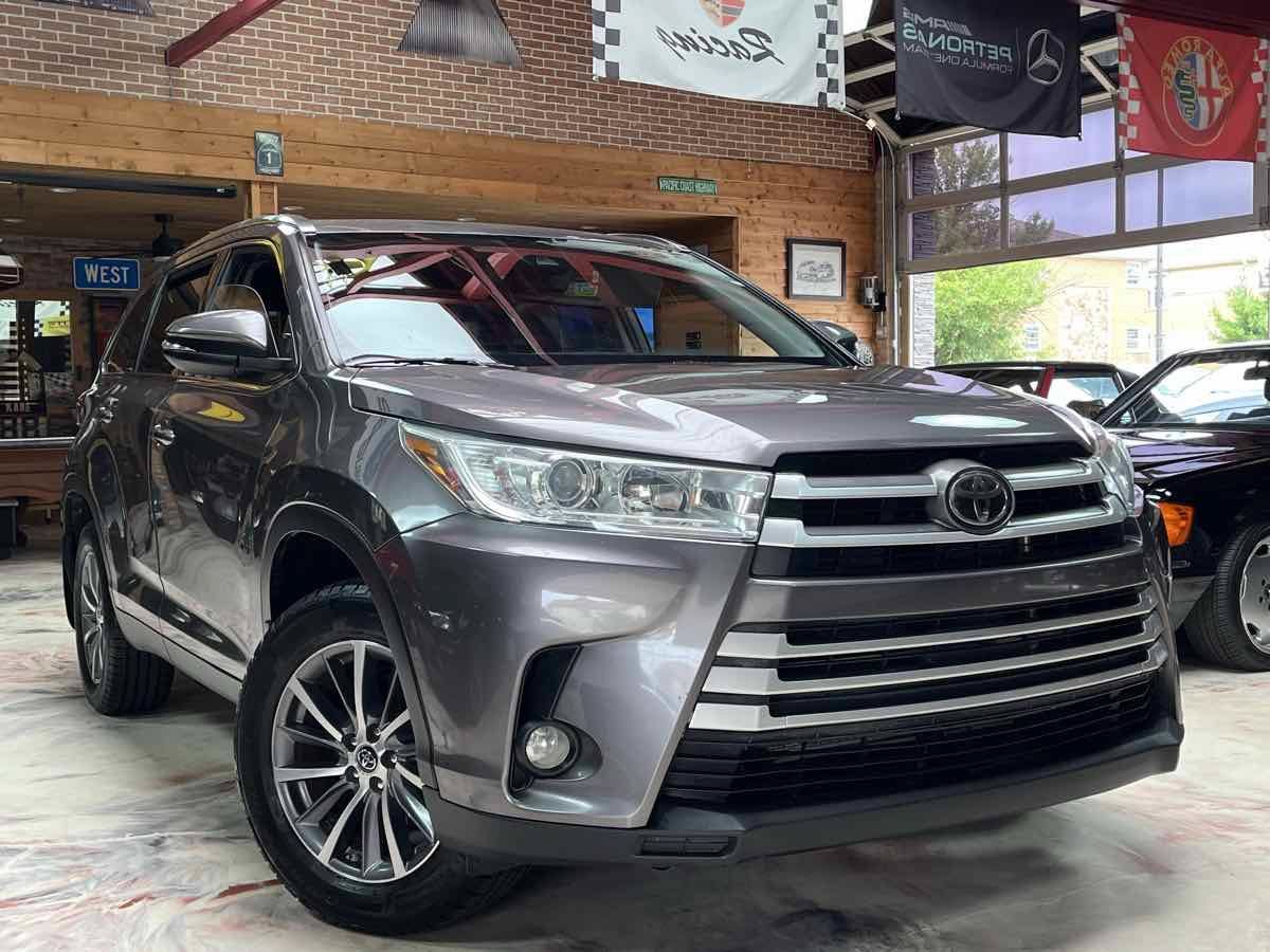 Used 2019 Toyota Highlander XLE AWD/4WD image 4