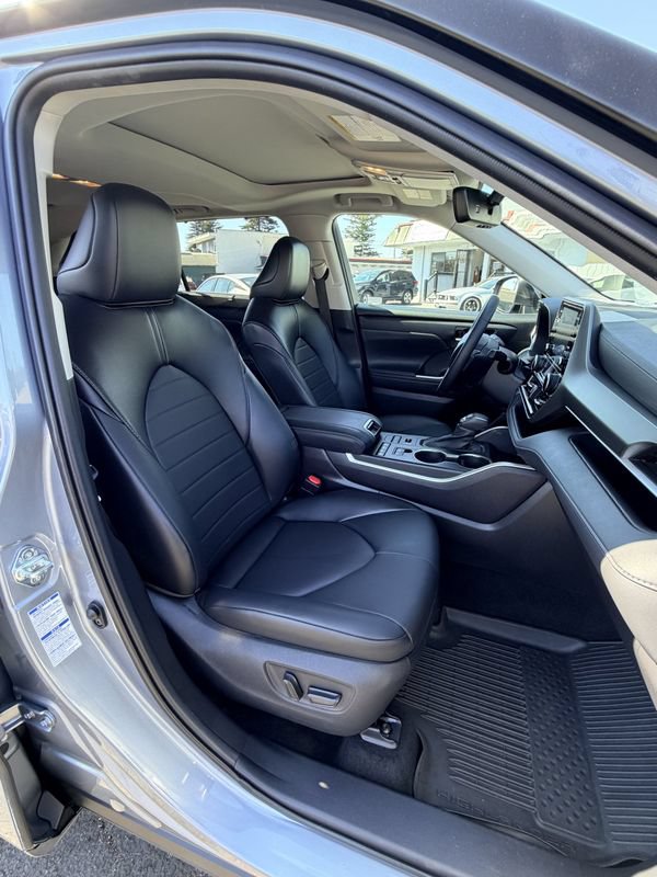 Used 2021 Toyota Highlander XLE AWD/4WD image 24