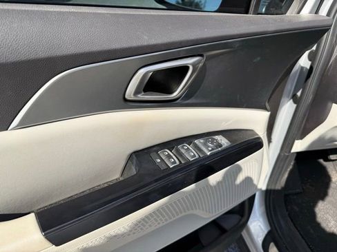 Used 2023 Kia Carnival LX image 24