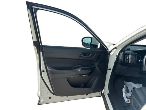 Used 2023 Nissan Pathfinder SV image 9