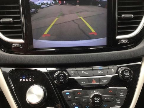 Used 2023 Chrysler Pacifica Touring-L FWD image 10