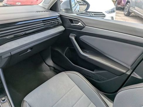 Used 2025 Volkswagen Jetta SE FWD image 17