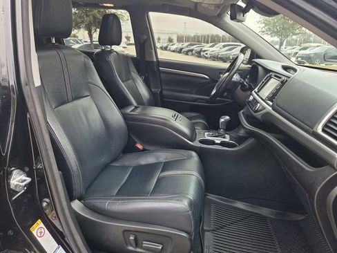 Used 2017 Toyota Highlander SE image 25