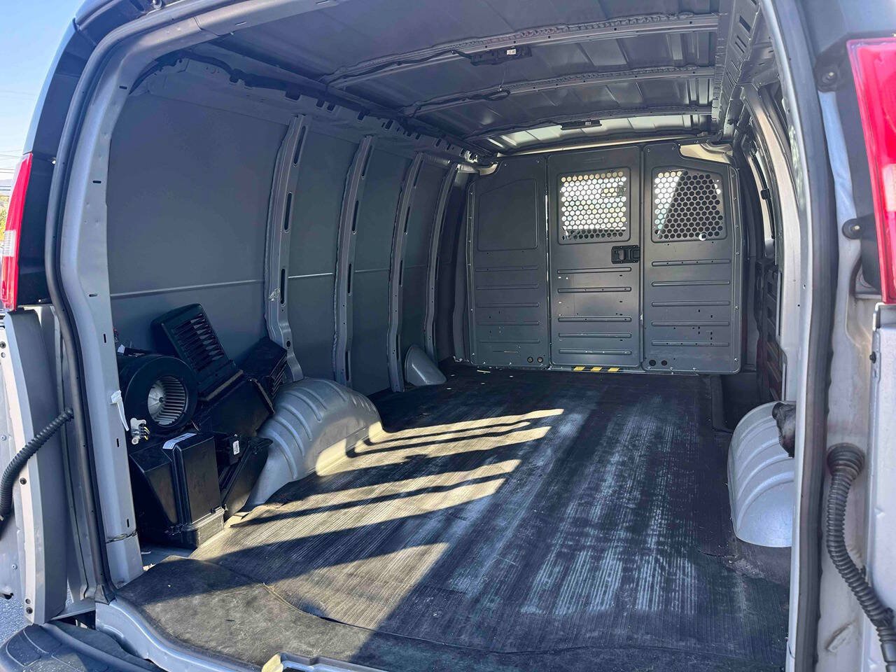 Used 2022 Chevrolet Express 2500 w/ Driver Convenience Package RWD image 5