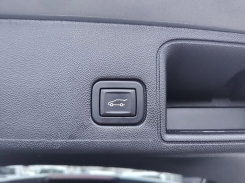 Used 2024 GMC Terrain SLT image 15