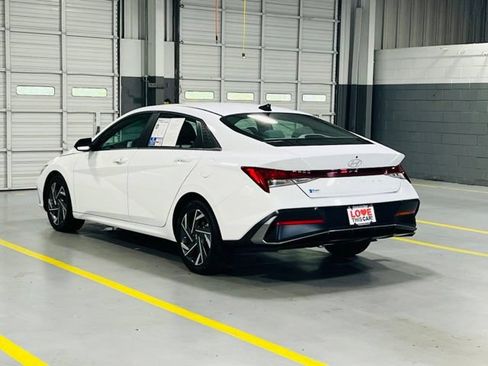 Used 2025 Hyundai Elantra SEL FWD image 17