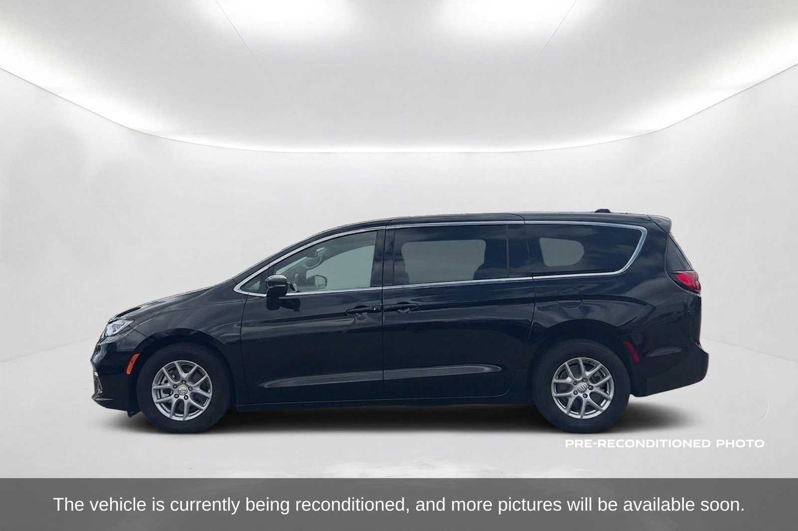 Used 2026 Chrysler Pacifica Select FWD image 9