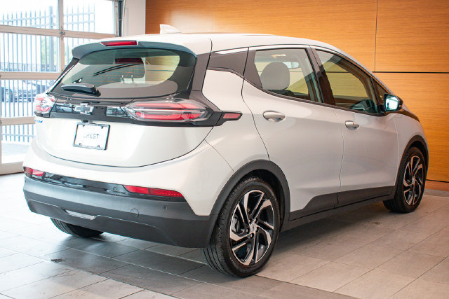 Used 2023 Chevrolet Bolt LT w/ Infotainment Package FWD image 6