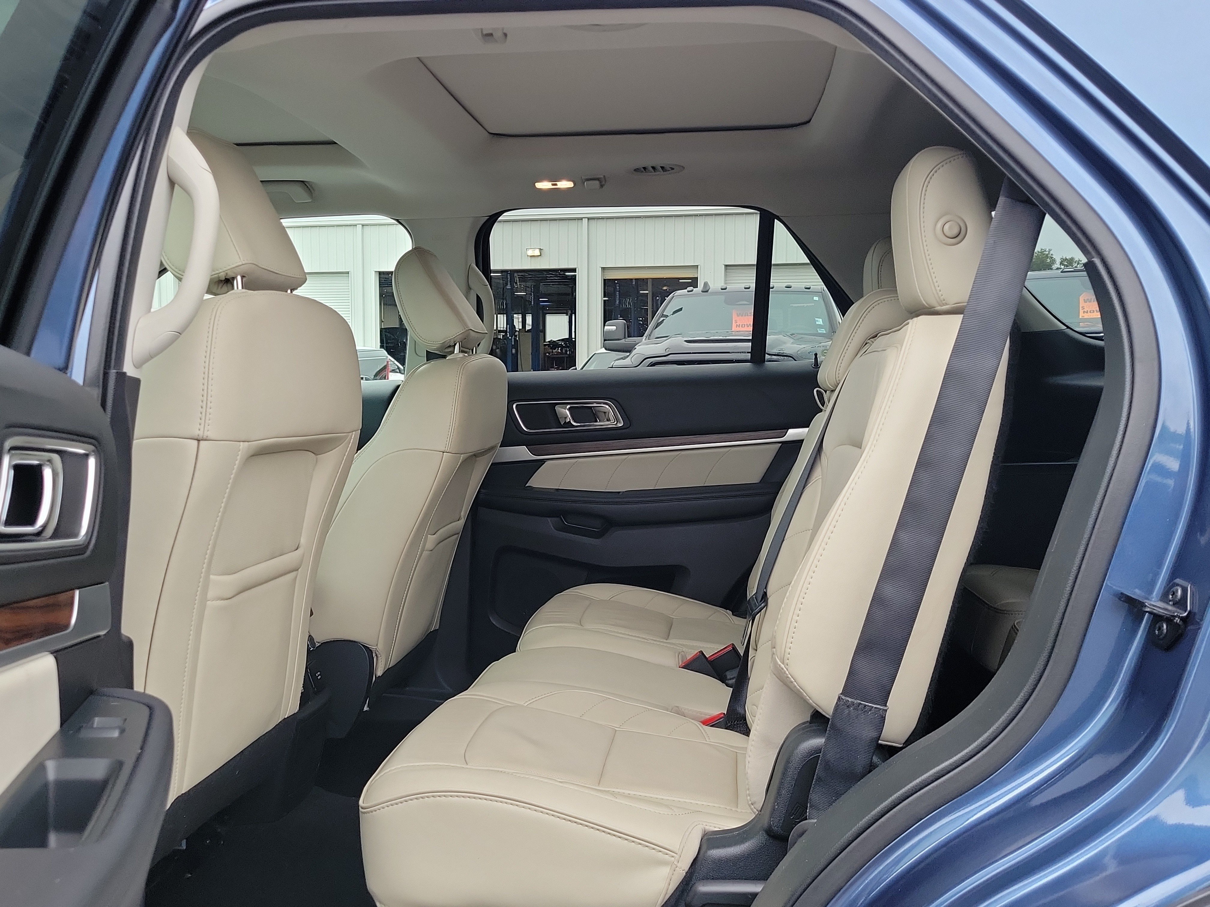 Used 2019 Ford Explorer Limited w/ Limited Luxury Package FWD image 13