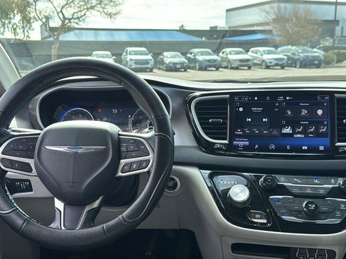 Used 2021 Chrysler Pacifica Touring-L image 7
