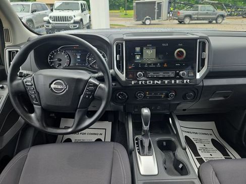 Used 2025 Nissan Frontier SV AWD/4WD image 13