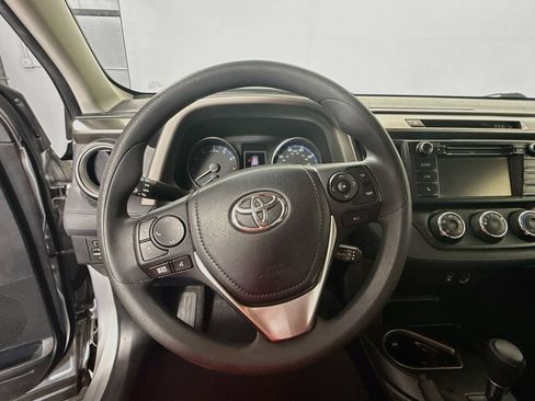 Used 2018 Toyota RAV4 LE FWD image 11
