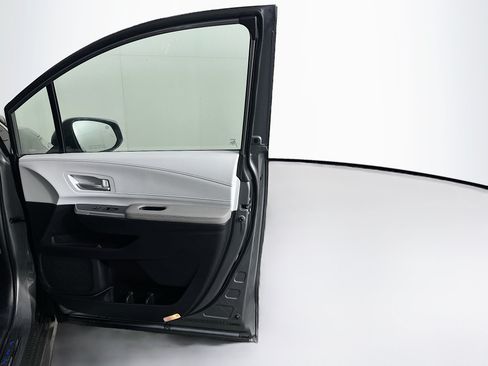 Used 2026 Toyota Sienna XLE FWD image 35