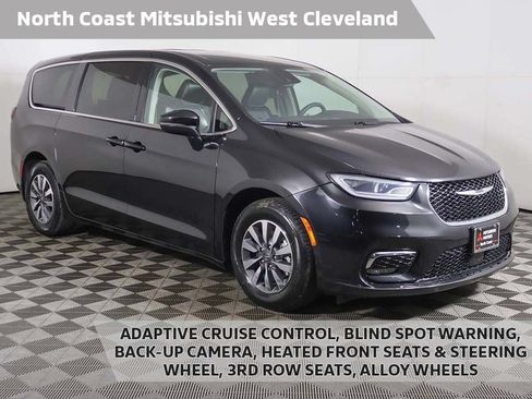 Used 2023 Chrysler Pacifica Touring-L FWD image 1