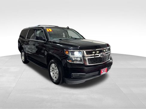 Used 2019 Chevrolet Suburban LT image 3