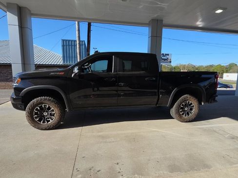 Used 2025 Chevrolet Silverado 1500 ZR2 image 2