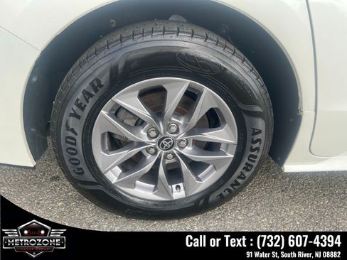 Used 2021 Toyota Sienna XLE FWD image 32