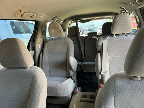 Used 2018 Toyota Sienna LE w/ Carpet Mat Package FWD image 14