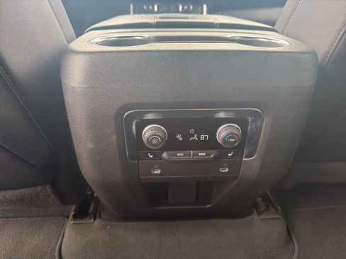 Used 2024 Chevrolet Suburban Premier RWD image 20