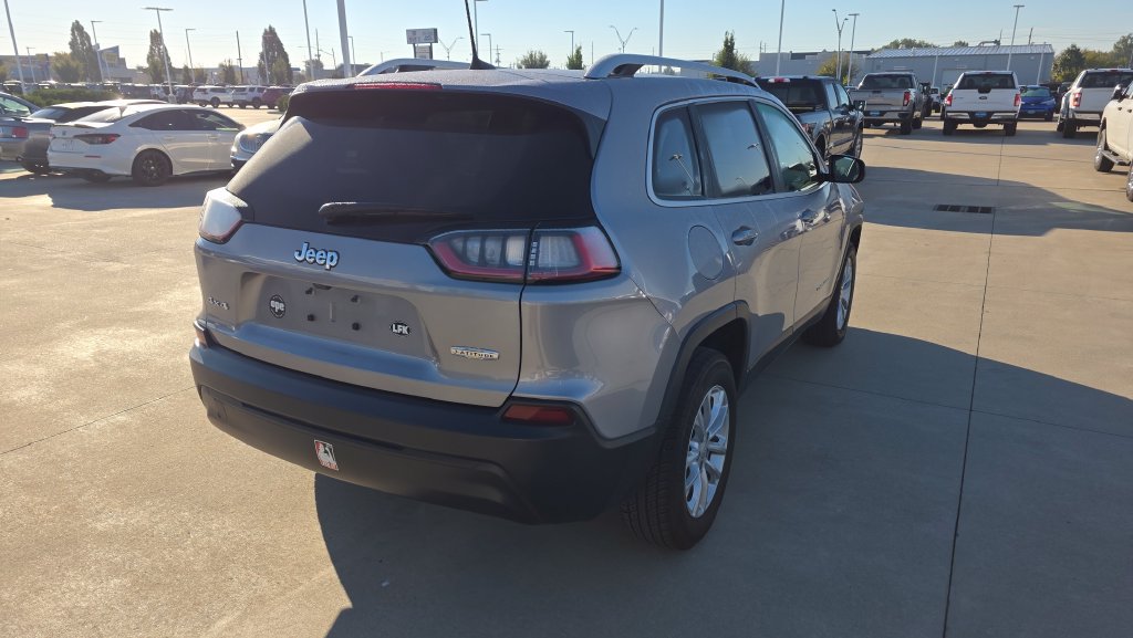 Used 2019 Jeep Cherokee Latitude w/ Cold Weather Group AWD/4WD image 5