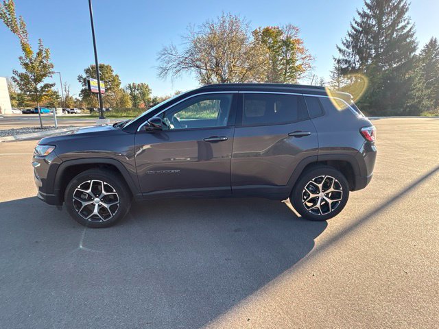 Used 2024 Jeep Compass Limited AWD/4WD image 2