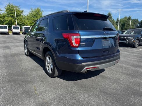 Used 2017 Ford Explorer XLT w/ Equipment Group 202A AWD/4WD image 3