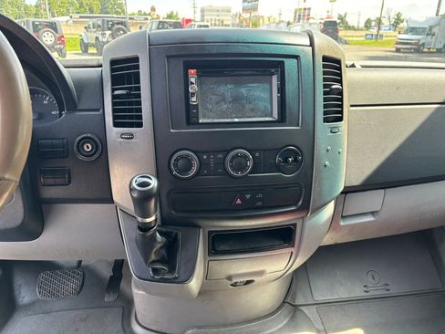 Used 2014 Freightliner Sprinter 2500 RWD image 14