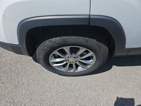 Used 2019 Jeep Cherokee Latitude Plus AWD/4WD image 11