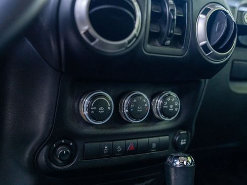 Used 2017 Jeep Wrangler Unlimited Rubicon w/ Connectivity Group AWD/4WD image 39