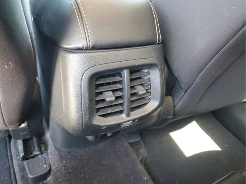 Used 2017 Jeep Cherokee Latitude FWD image 12