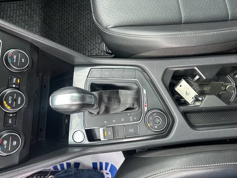 Used 2018 Volkswagen Tiguan SEL AWD/4WD image 17