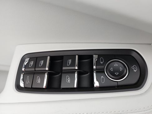 Certified 2026 Porsche Macan AWD/4WD image 30