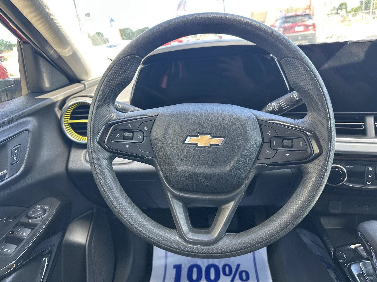Used 2025 Chevrolet Trax LT FWD image 19