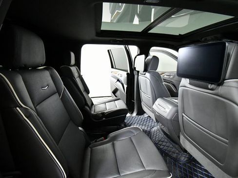 Used 2024 Cadillac Escalade ESV Premium Luxury w/ Performance Package image 15