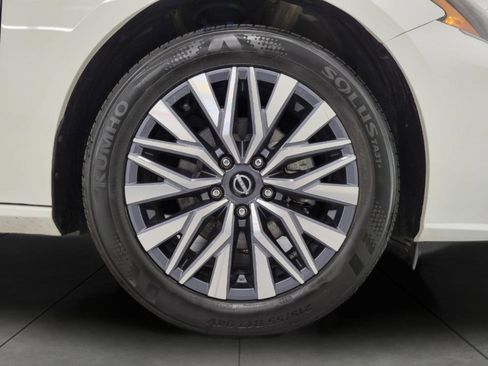 Used 2025 Nissan Altima 2.5 SV FWD image 3
