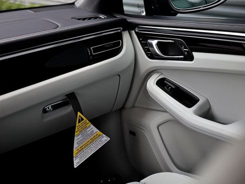 Certified 2026 Porsche Macan AWD/4WD image 32