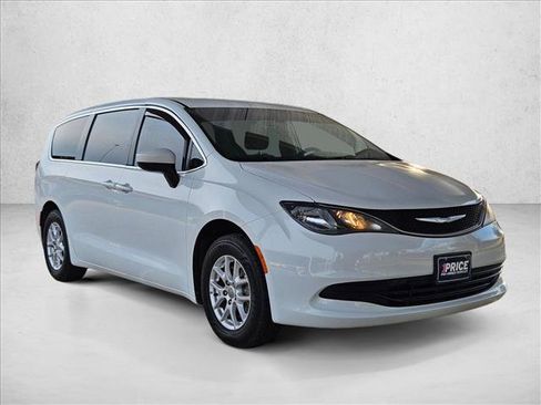 Used 2018 Chrysler Pacifica LX image 3