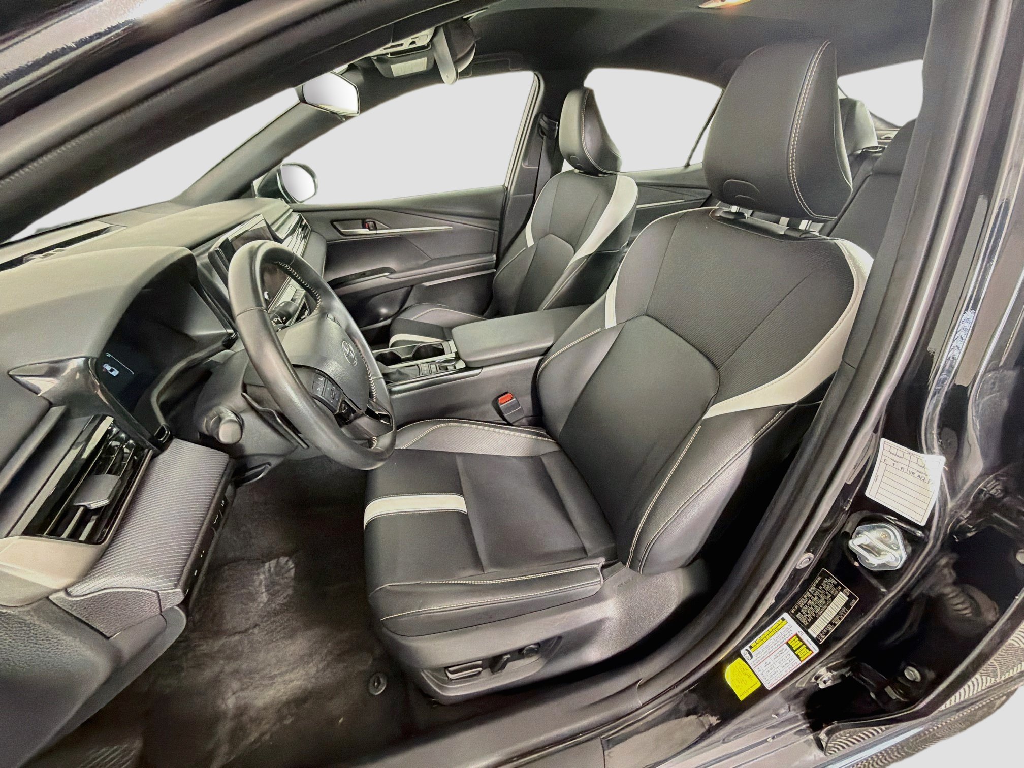 Used 2025 Toyota Camry SE FWD image 13