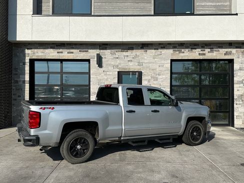 Used 2019 Chevrolet Silverado 1500 LT AWD/4WD image 3