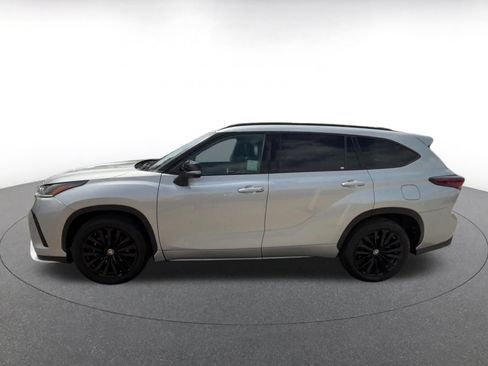 Used 2024 Toyota Highlander XSE FWD image 9